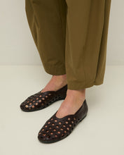 Load image into Gallery viewer, Yerse Carli barrel leg button hem poplin trouser Hunter Green - CW CW