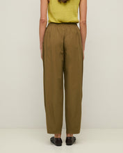 Load image into Gallery viewer, Yerse Carli barrel leg button hem poplin trouser Hunter Green - CW CW