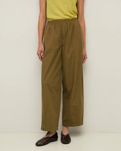 Load image into Gallery viewer, Yerse Carli barrel leg button hem poplin trouser Hunter Green - CW CW