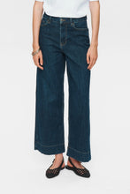 Load image into Gallery viewer, Numph Paris cropped 28" length jeans Dark Denim