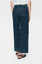 Load image into Gallery viewer, Numph Paris cropped 28" length jeans Dark Denim