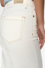 Load image into Gallery viewer, Numph Parisan cropped twill pants Cloud Dancer - CW CW