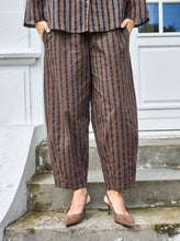 Load image into Gallery viewer, Black Colour Mallu seer sucker stripe barrel pants Espresso