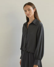 Load image into Gallery viewer, Yerse Satin elastic hem blouson shirt Anthracite