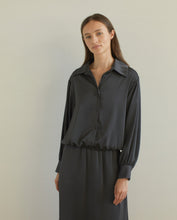 Load image into Gallery viewer, Yerse Satin elastic hem blouson shirt Anthracite