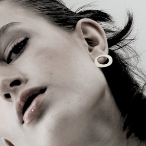 Dansk Alaya organic single circle earring Silver Plating