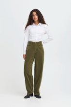 Load image into Gallery viewer, Ichi Focaro boyfriend cord trouser Dusky Green

