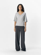 Load image into Gallery viewer, Object Thess v neck short sleeve knit Light Grey Melange
