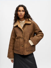 Load image into Gallery viewer, Object Sharri reversible teddy jacket Tannin
