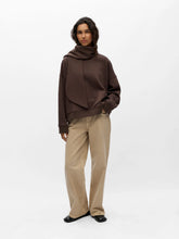 Load image into Gallery viewer, Object Arina detatchable scarf neck sweatshirt Seal Brown

