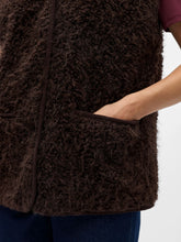 Load image into Gallery viewer, Object Iduna teddy boucle gilet Seal Brown
