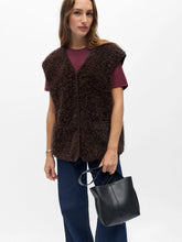 Load image into Gallery viewer, Object Iduna teddy boucle gilet Seal Brown
