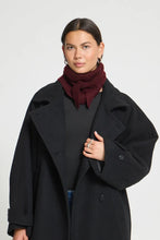 Load image into Gallery viewer, Ichi Folthea waffle triangel scarf Zinfandel
