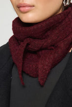 Load image into Gallery viewer, Ichi Folthea waffle triangel scarf Zinfandel
