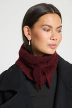 Load image into Gallery viewer, Ichi Folthea waffle triangel scarf Zinfandel
