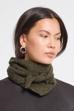 Load image into Gallery viewer, Ichi Folthea waffle triangle scarf Rosin
