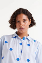 Load image into Gallery viewer, Compañia Fantastica Flower embroidered shirt Light Blue
