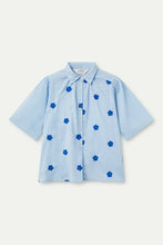 Load image into Gallery viewer, Compañia Fantastica Flower embroidered shirt Light Blue
