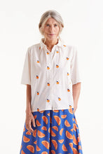 Load image into Gallery viewer, Compañia Fantastica Oranges embroidered shirt White
