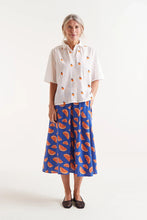 Load image into Gallery viewer, Compañia Fantastica Oranges embroidered shirt White
