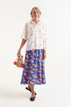 Load image into Gallery viewer, Compañia Fantastica Oranges embroidered shirt White
