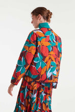 Load image into Gallery viewer, Compañia Fantastica Ponziana print quilted jacket Multi Leaves
