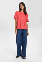 Load image into Gallery viewer, Numph Pilas embroidered organic t shirt Geranium
