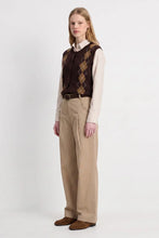 Load image into Gallery viewer, Artlove Aniane argylle designed knit waistcoat Brown
