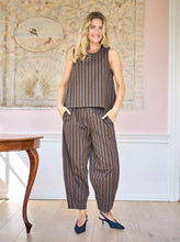 Load image into Gallery viewer, Black Colour Mallu seersucker stripe s/l top Espresso
