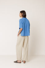 Load image into Gallery viewer, Indi &amp; Cold Crop pocket detail linen shirt British Blue - CW CW 
