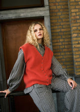 Load image into Gallery viewer, FRNCH Kukicha Vneck button through knit vest Rouge

