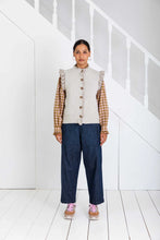 Load image into Gallery viewer, Bonté Della merino gilet Oyster
