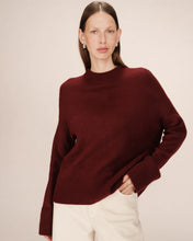 Load image into Gallery viewer, Grace &amp; Mila Salty oversized sweater Bordeaux
