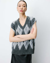 Load image into Gallery viewer, Grace &amp; Mila Arelio argylle diamond knit tank Anthracite
