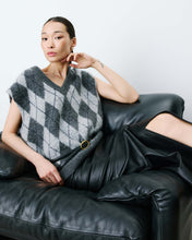 Load image into Gallery viewer, Grace &amp; Mila Arelio argylle diamond knit tank Anthracite
