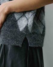 Load image into Gallery viewer, Grace &amp; Mila Arelio argylle diamond knit tank Anthracite
