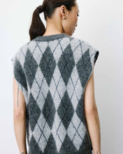 Load image into Gallery viewer, Grace &amp; Mila Arelio argylle diamond knit tank Anthracite
