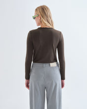 Load image into Gallery viewer, Compañia Fantastica feature neck t shirt Olive
