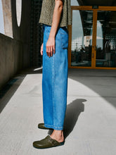 Load image into Gallery viewer, Indi &amp; Cold Pleat front wide leg jean Indigo
