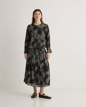 Load image into Gallery viewer, Yerse Blurry watercolour rouleau front blouse Khaki
