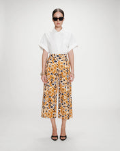 Load image into Gallery viewer, Grace &amp; Mila Varsy print cropped trouser Cognac
