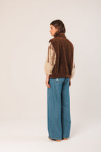 Load image into Gallery viewer, Indi &amp; Cold Reversible shearling waistcoat Chocolate
