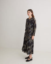 Load image into Gallery viewer, Yerse Blurry watercolour rouleau front blouse Khaki
