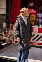 Load image into Gallery viewer, Ichi Hansa quilted hooded coat Black
