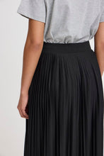 Load image into Gallery viewer, Ichi Wimsy pleated knitted skirt Black
