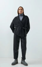 Load image into Gallery viewer, YAYA Faux leather carrot fit trousers Hole Black
