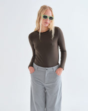 Load image into Gallery viewer, Compañia Fantastica feature neck t shirt Olive
