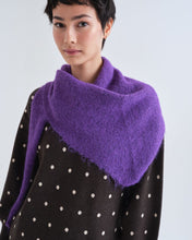 Load image into Gallery viewer, Compañia Fantastica Triangular knitted scarf Purple
