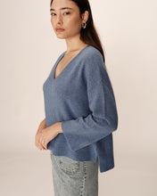 Load image into Gallery viewer, Grace &amp; Mila Paltrow V neck sweater Bleu
