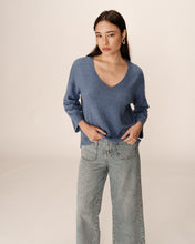 Load image into Gallery viewer, Grace &amp; Mila Paltrow V neck sweater Bleu
